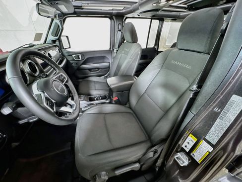Used 2019 Jeep Wrangler Unlimited Sahara w/ Cold Weather Group AWD/4WD image 14