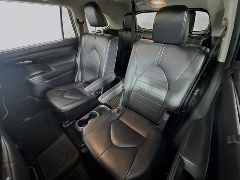 Used 2020 Toyota Highlander XLE image 22