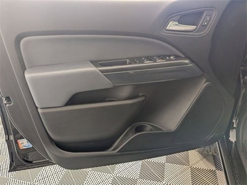 Used 2019 Chevrolet Colorado Z71 w/ Z71 Midnight Edition image 10