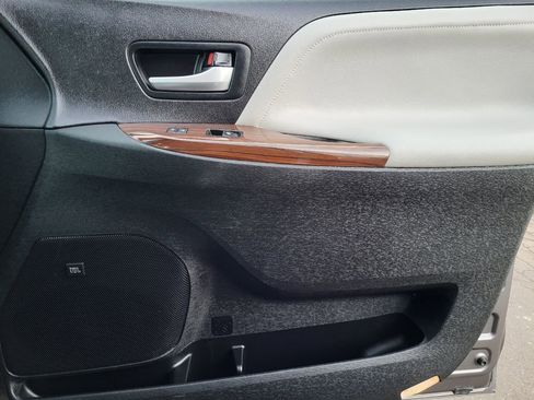 Used 2017 Toyota Sienna Limited image 20