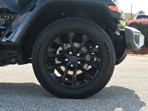 Used 2025 Jeep Wrangler Unlimited Sahara w/ Safety Group AWD/4WD image 13