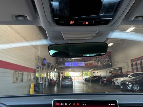 Used 2026 Volkswagen Tiguan SE FWD image 18