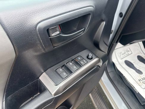 Used 2020 Toyota Tacoma SR5 RWD image 18