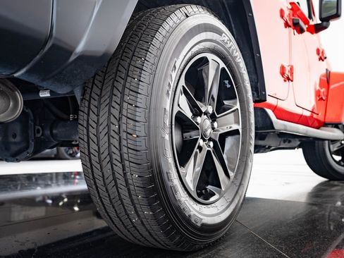 Used 2020 Jeep Wrangler Unlimited Sahara image 39