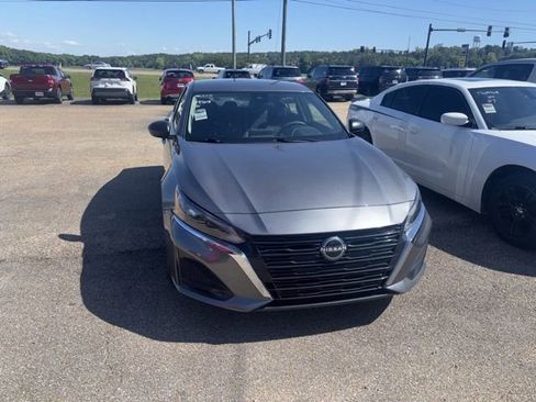 Used 2024 Nissan Altima 2.5 SV FWD image 3