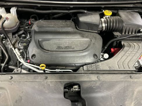 Used 2024 Chrysler Pacifica Touring-L image 27