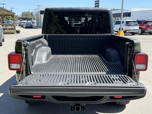Used 2023 Jeep Gladiator Rubicon w/ Cold Weather Group AWD/4WD image 4