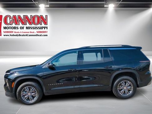 Used 2025 Chevrolet Traverse LT image 7