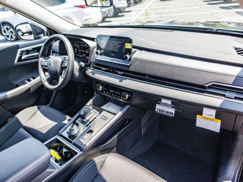New 2025 Mitsubishi Outlander ES image 17