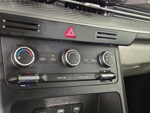 Used 2022 Kia Carnival LX image 19