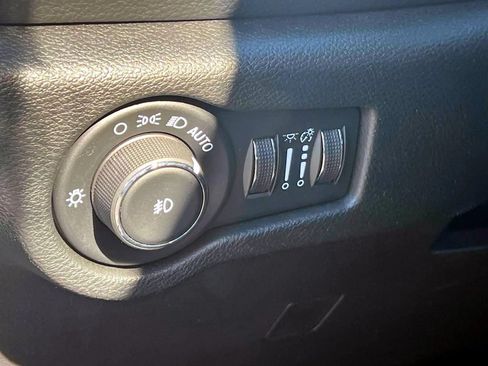 Used 2024 Chrysler Pacifica Limited FWD image 23