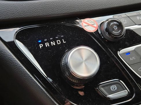 Used 2025 Chrysler Pacifica Select FWD image 32
