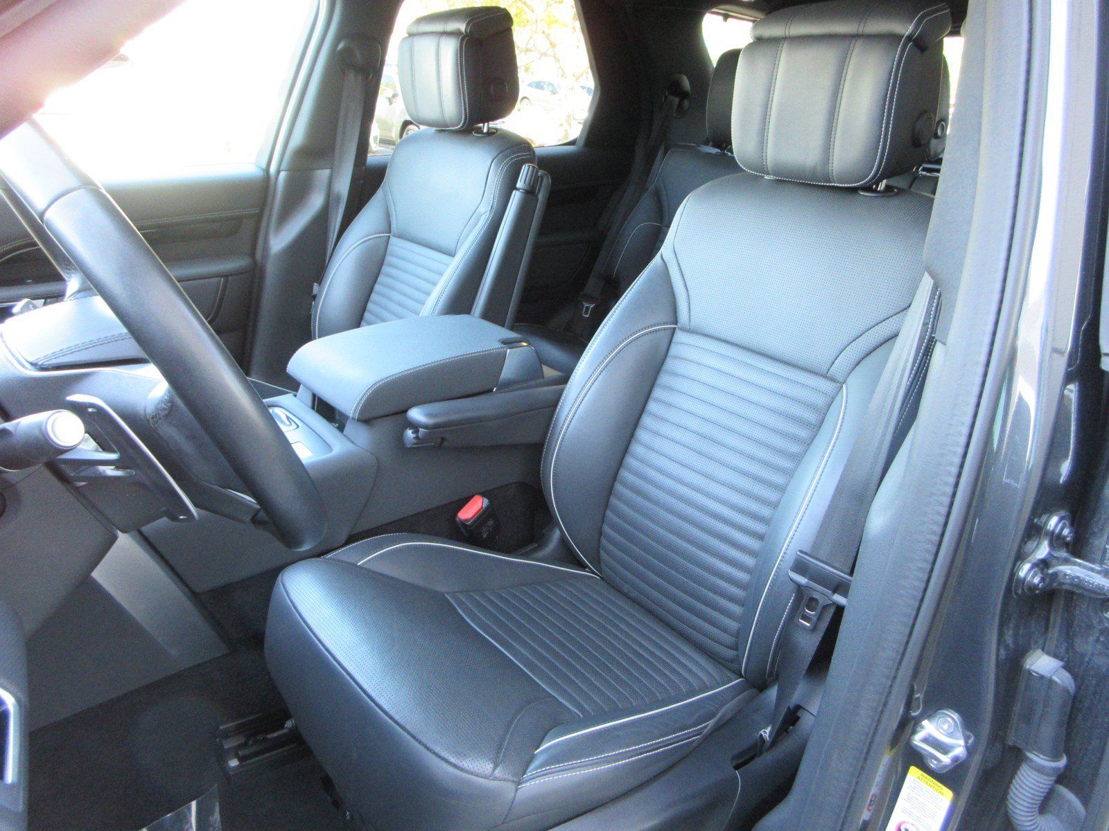 Used 2023 Land Rover Discovery Metropolitan Edition AWD/4WD image 34