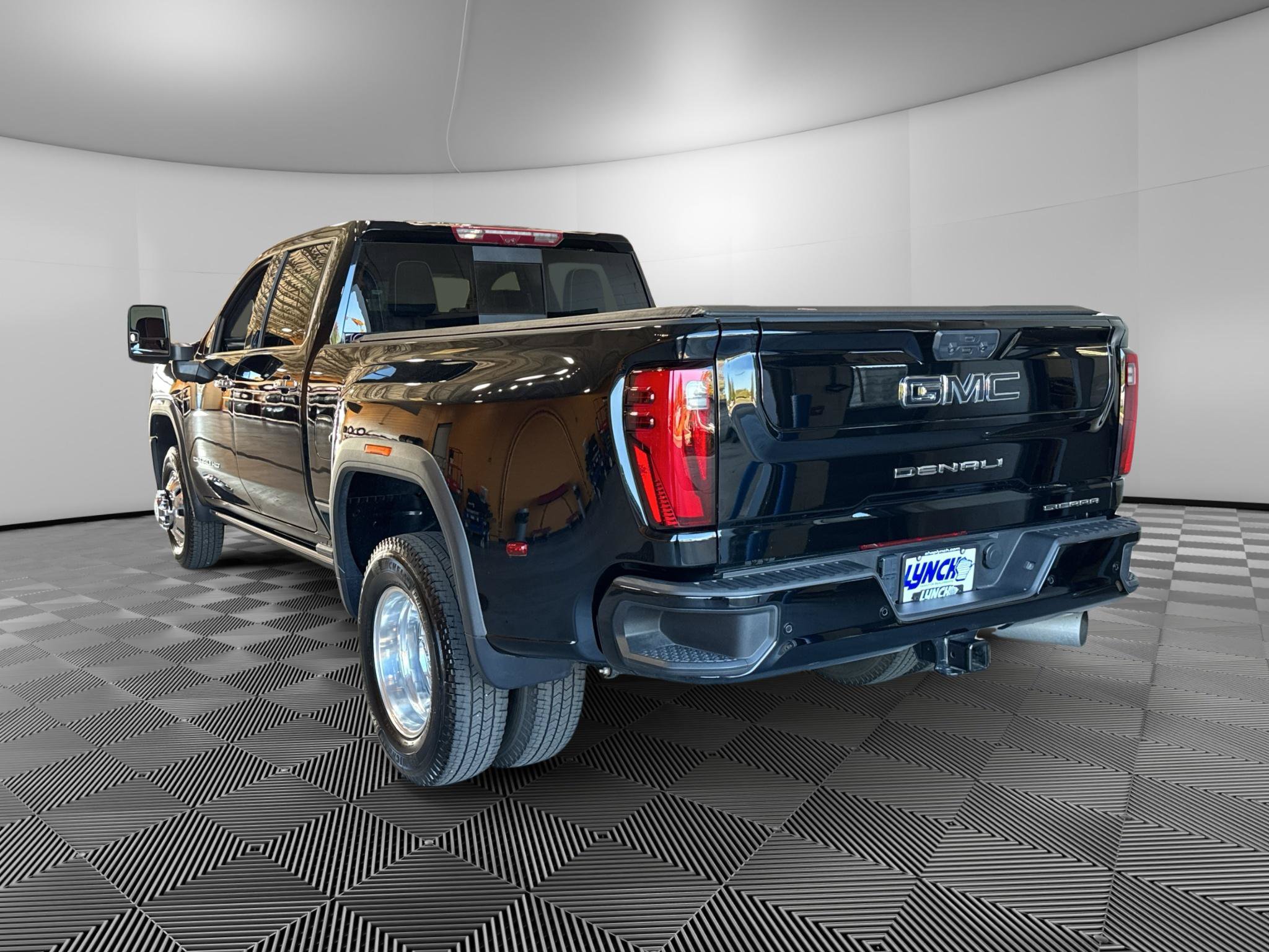 Used 2024 GMC Sierra 3500 Denali Ultimate AWD/4WD image 3