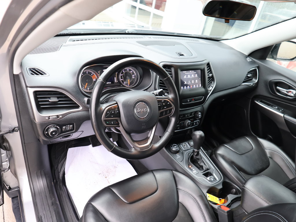 Used 2020 Jeep Cherokee Latitude Plus w/ Cold Weather Group AWD/4WD image 23