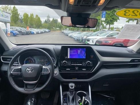Used 2023 Toyota Highlander XLE FWD image 12