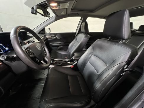 Used 2017 Honda Accord Touring image 13