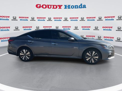 Used 2020 Nissan Altima 2.5 SV image 2
