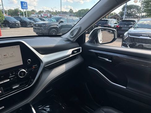 Used 2023 Toyota Highlander Platinum AWD/4WD image 30