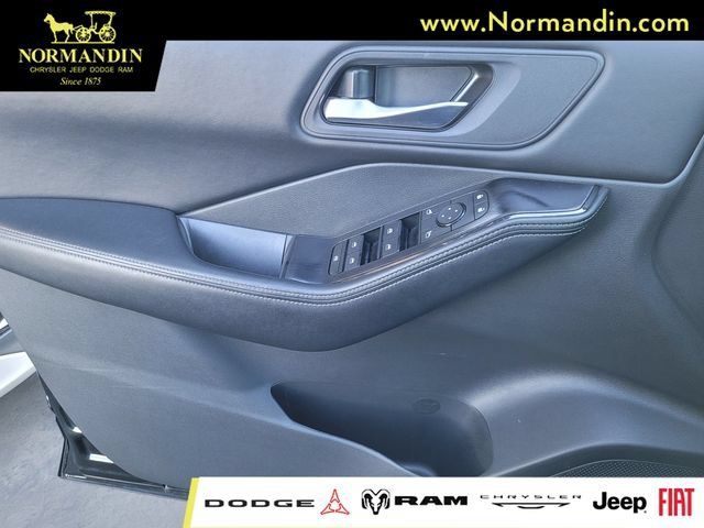 Used 2025 Nissan Rogue SV AWD/4WD image 15