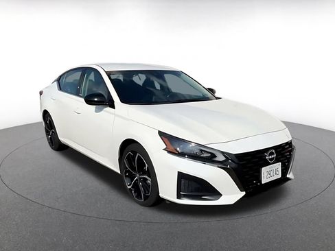 Used 2025 Nissan Altima 2.5 SR FWD image 3