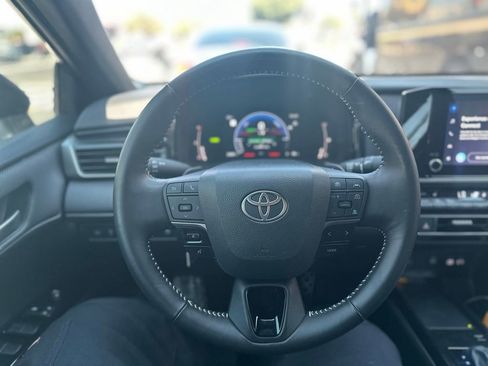 Used 2025 Toyota Camry SE w/ Convenience Package FWD image 6