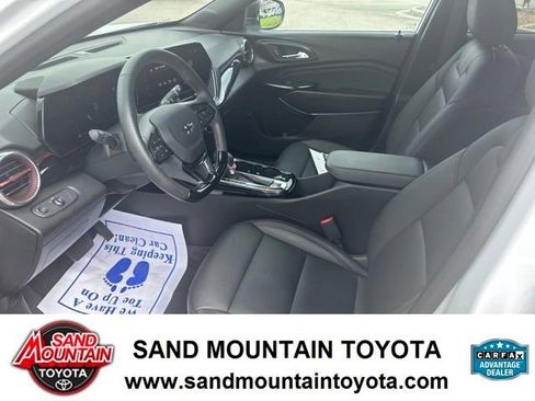 Used 2025 Chevrolet Trax RS FWD image 13