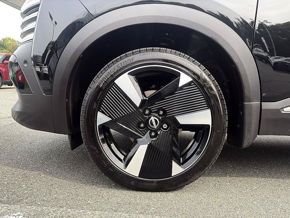 Certified 2026 Nissan Kicks SR FWD image 9