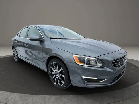 Used 2018 Volvo S60 T5 Inscription Platinum image 3
