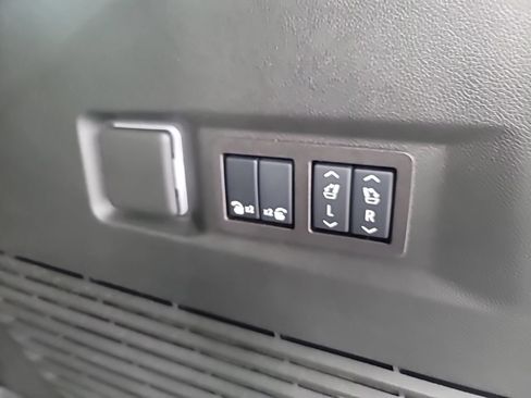 Used 2025 GMC Yukon Elevation AWD/4WD image 14