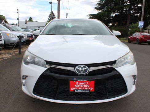 Used 2015 Toyota Camry SE FWD image 2