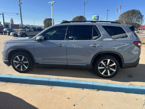 Used 2025 Honda Pilot Elite image 3