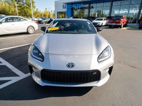 Used 2025 Toyota GR86 Premium image 2
