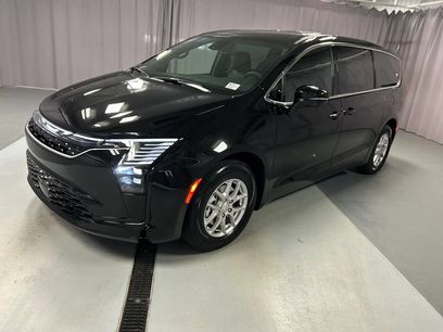 New 2027 Chrysler Pacifica Select w/ Family Tech Group