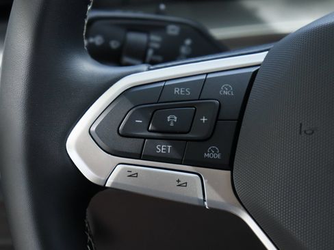 Certified 2025 Volkswagen Tiguan SE FWD image 12