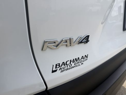 Used 2021 Toyota RAV4 LE AWD/4WD image 9