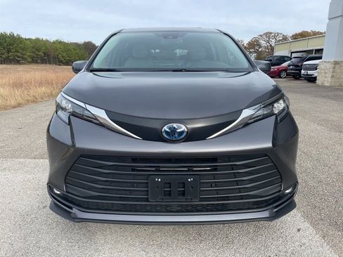 Used 2025 Toyota Sienna XLE image 8