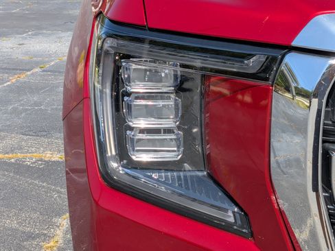 Used 2023 GMC Yukon SLT w/ SLT Premium Package image 9