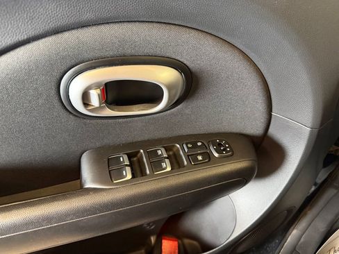 Used 2017 Kia Soul + FWD image 19