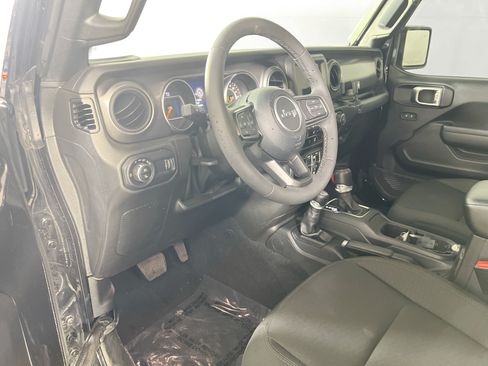 Used 2023 Jeep Gladiator Sport AWD/4WD image 9