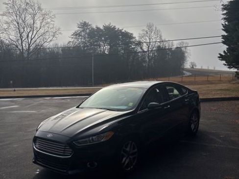 Used 2016 Ford Fusion SE w/ Equipment Group 202A image 2