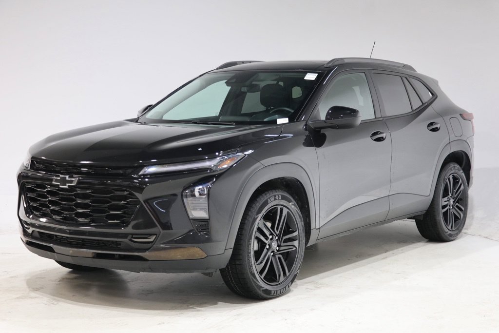 Used 2025 Chevrolet Trax ACTIV w/ Sunroof Package FWD image 3