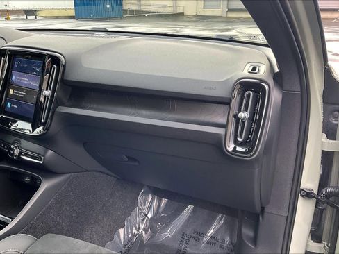 Used 2023 Volvo XC40 Recharge Ultimate image 19