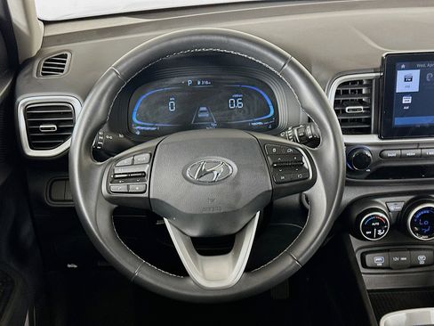 Used 2025 Hyundai Venue SEL image 18