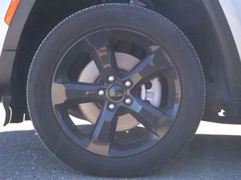 Used 2023 Jeep Grand Cherokee L Laredo image 14