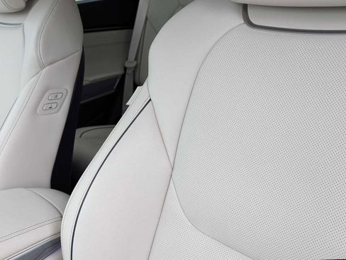 Used 2022 Genesis GV70 2.5T w/ Advanced Package image 27