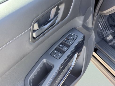 Used 2025 Nissan Pathfinder S FWD image 23