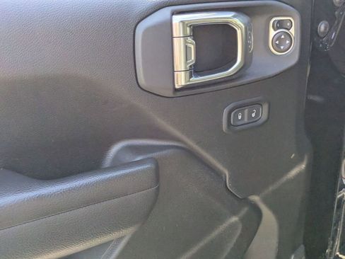 Used 2025 Jeep Wrangler Unlimited Rubicon image 16