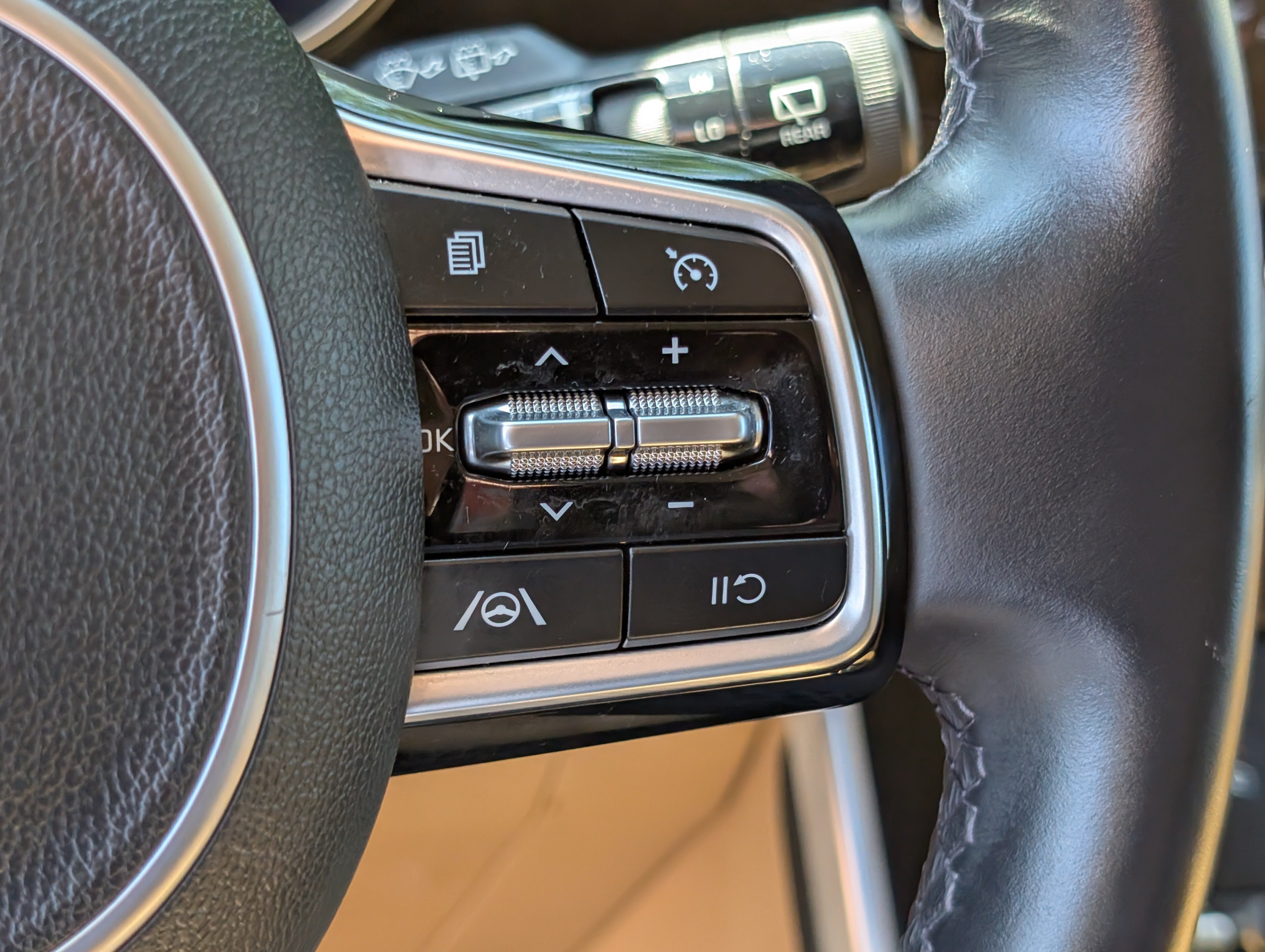 Used 2022 Kia Carnival LX FWD image 23