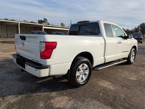Used 2018 Nissan Titan SV w/ SV Convenience Package image 4